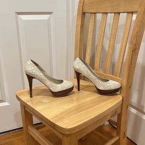 Nine West, womens, 7.5M, platform pumps w/woven ivory flower design. 4” heel.